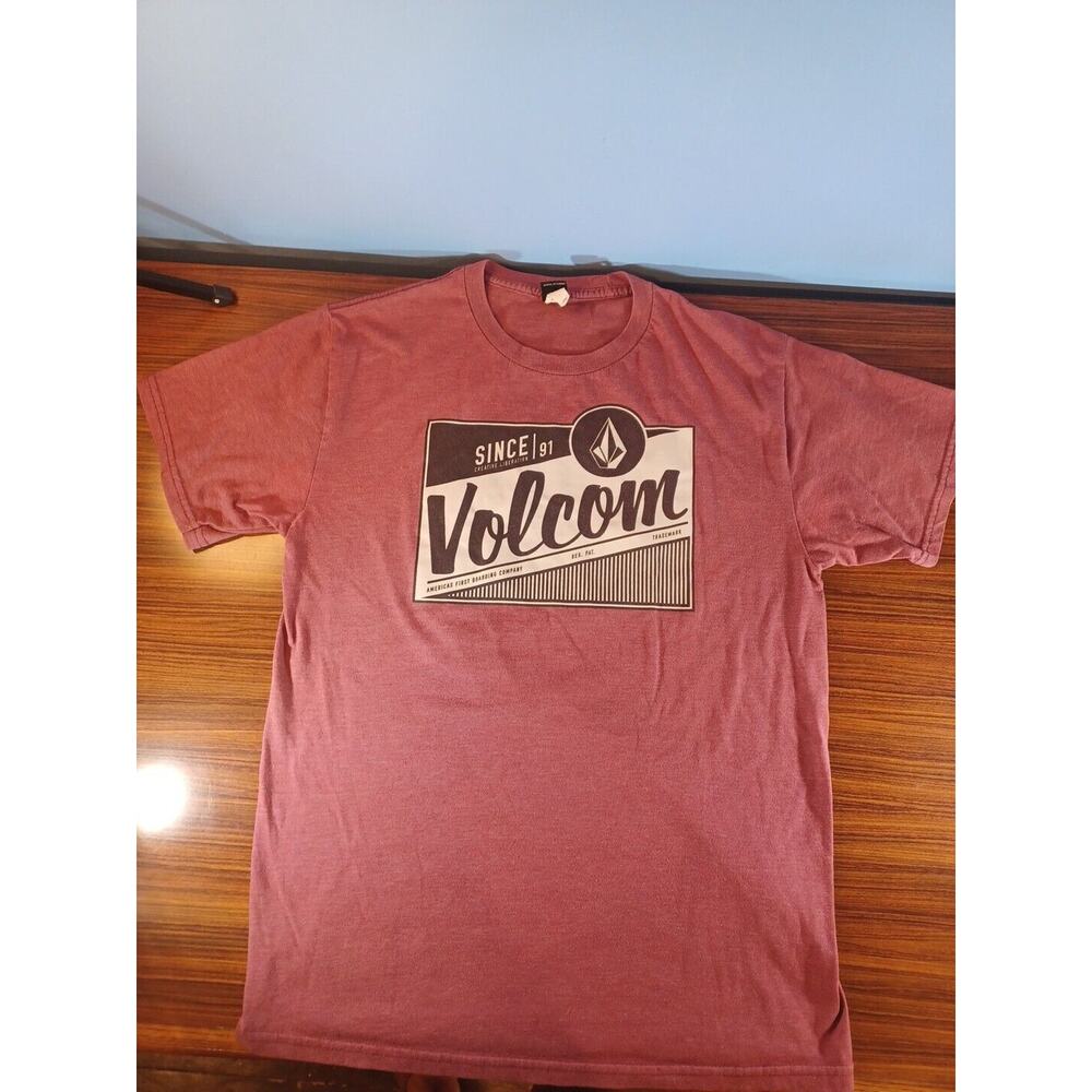 VOLCOM Shirt Mens Vintage Style Logo Graphic Size Medium Burgundy